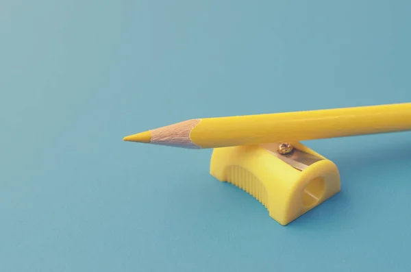 Élesítés színes ceruzák, és egy ceruzahegyező. — Stock Fotó