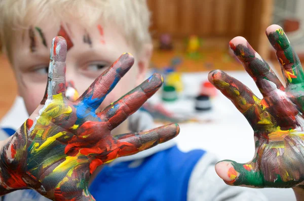 Peint avec des paumes les paumes des enfants amusent . — Photo