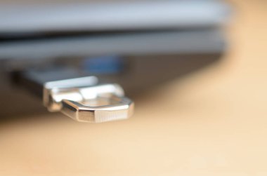 Metal bir flash sürücü dizüstü yakın çekim usb yuvasına.