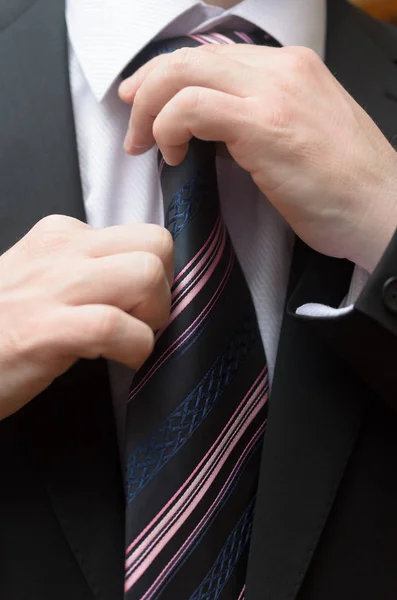 Homme d'affaires en costume d'affaires redresse sa cravate . — Photo