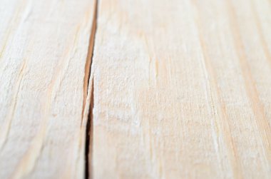 Parlak kurulu büyük bir boyuna çatlak ile.