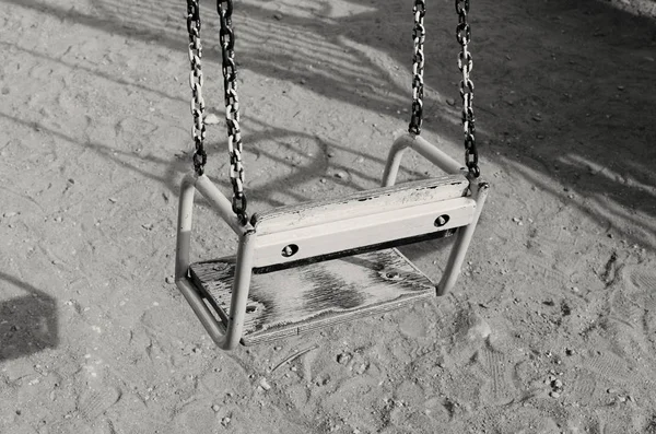 Children's swing är tom på lekplatsen — Stockfoto