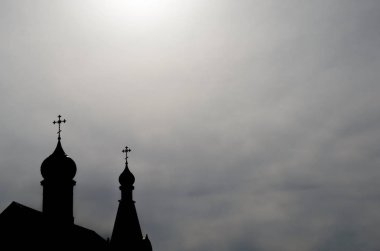 Profil sahibi iki kubbe ile Hıristiyan kilisenin gökyüzü gökyüzü arka planı haçlar.