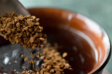 Kaşık toz kahve bir fincan içine kahve için.