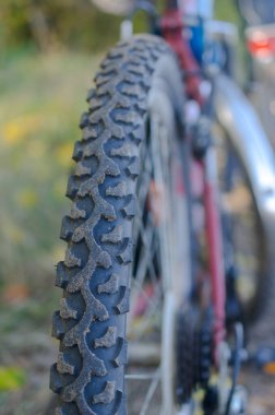 Yolda duran bir bisikletin tekerleğinin izine yakın çekim..