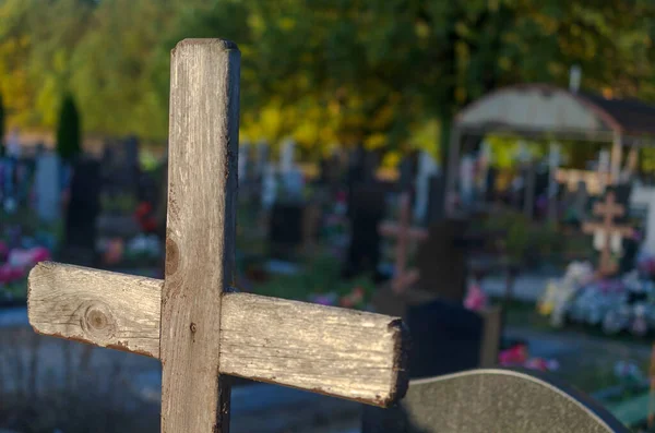 Gloomy korsar på gravar på en kyrkogård. Halloween. — Stockfoto