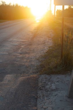 Gün batımı parlak altın ışıkla yolu kamaştırıyor. Photoshop olmadan.