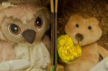 Çocuklar ve yetişkinler için yumuşak oyuncaklar kirpi ve baykuş hediyesi.