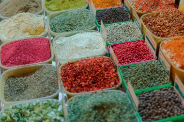 Tezgahta farklı renklerde doğu mutfağı baharatları var.