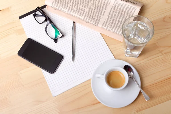 Kopp kaffe och tidning — Stockfoto