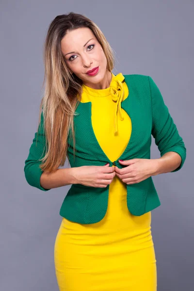 Portret van mooie vrouw in gele jurk — Stockfoto