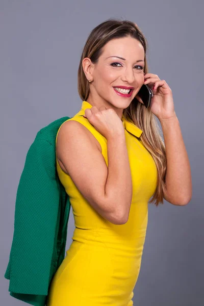 Retrato de mulher bonita em vestido amarelo — Fotografia de Stock