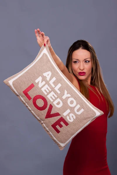 Dia dos Namorados mensagem com travesseiro tudo que você precisa é amor — Fotografia de Stock