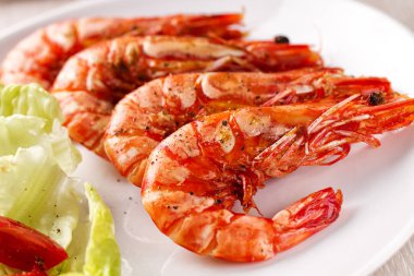 Kızarmış karides ve salata.