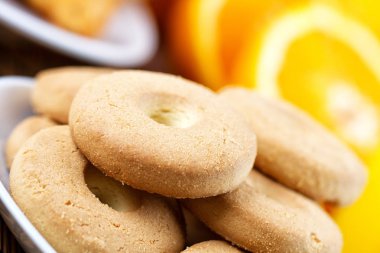 bir tabloda bisküvi