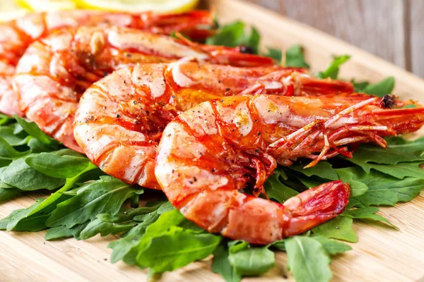 Grilled prawns with rocket salad — Stock Photo, Image