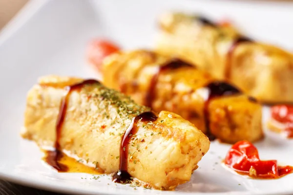 Bacalao fresco en un plato —  Fotos de Stock