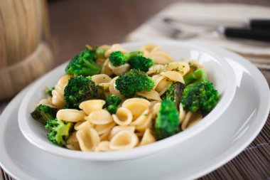 Makarna brokoli bir tablo ile