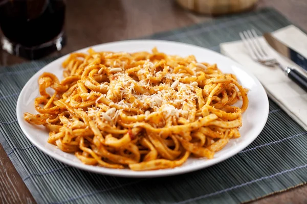 Tagliatelle with tomato sauce and pesto — Stock Photo, Image