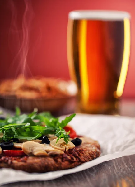 Pizza und Bier auf einem Tisch — Stockfoto