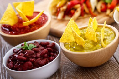 guacamole ve mısır cipsi Kupası