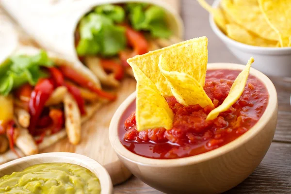 Tortilla batatas fritas e molho — Fotografia de Stock