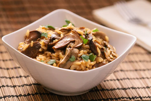 Risoto de cogumelos selvagens com salsa e parmesão — Fotografia de Stock