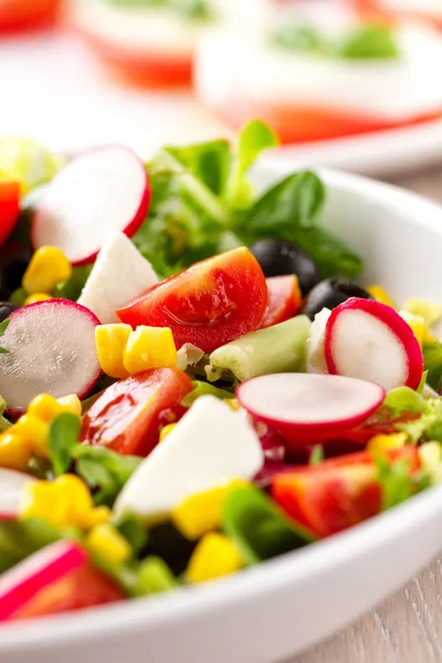 Insalata mista su un tavolo — Foto Stock