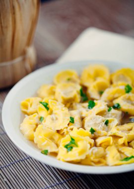 Tavuk Skewered bir Pan