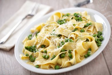 Tagliatelle mantarlı krem ve bezelye