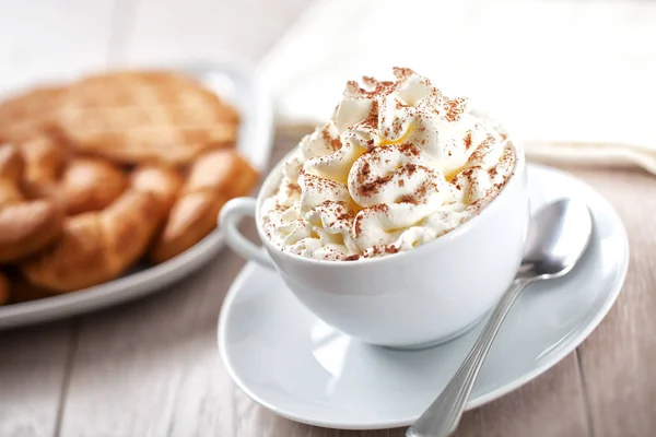 Chocolate caliente con crema batida — Foto de Stock