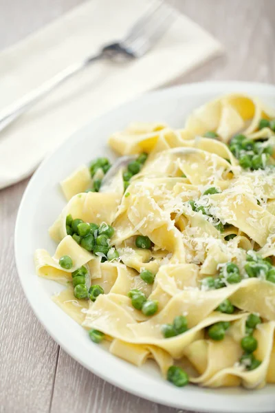 Tagliatelle se smetanou a hráškem — Stock fotografie