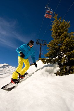  genç adam snowboard