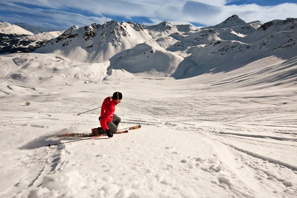 Jeune homme skiant dans la neige poudreuse — Photo