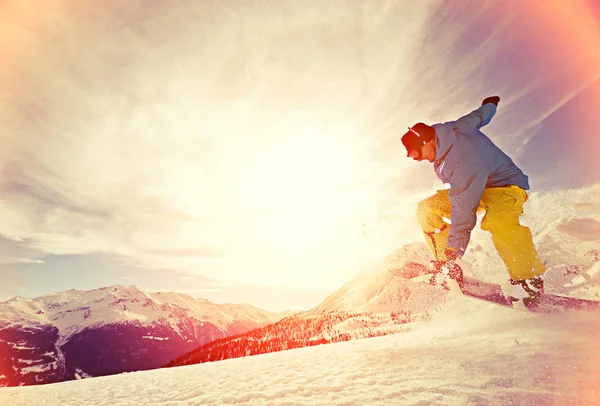 Homem jovem snowboard . — Fotografia de Stock