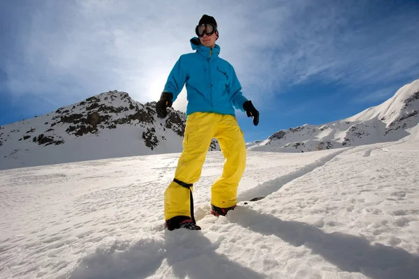 Young man snowboarding — Stock Photo, Image