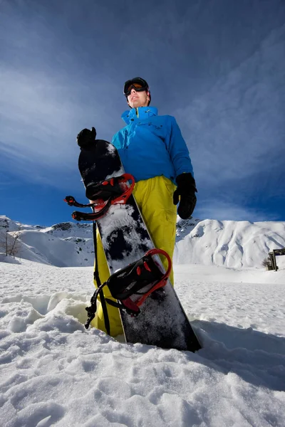 Junger Mann beim Snowboarden — Stockfoto