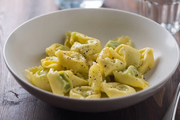 Tortellini z pieprzem i olejem — Zdjęcie stockowe