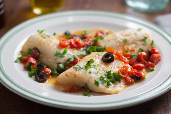 Balık fileto kiraz domates ve zeytin ile — Stok fotoğraf