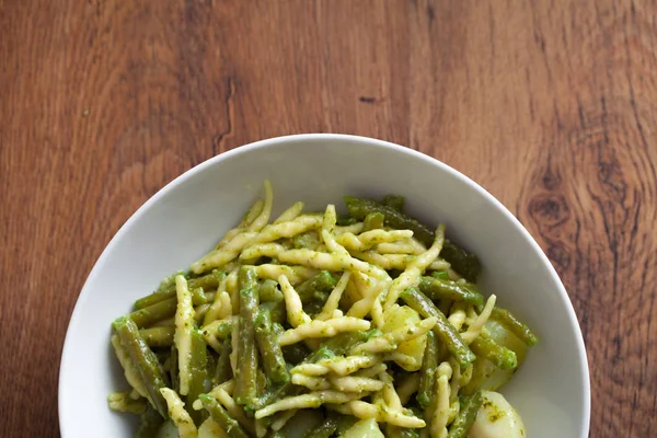 Massa com molho de pesto — Fotografia de Stock