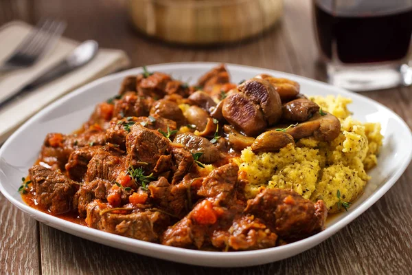 Polenta y estofado de carne . — Foto de Stock