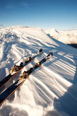 Dağlar, karda Kayak