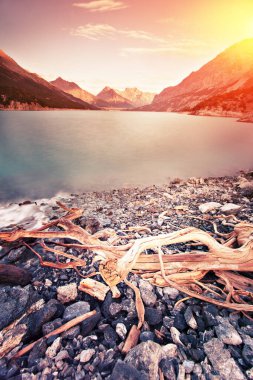 İtalyan Alpleri'nde dağ gölü. 