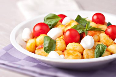 Domates, mozzarella ve fesleğenli Gnocchi.