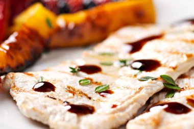 Kızarmış sebzeli ızgara tavuk