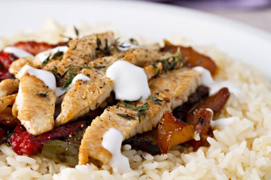 Pilav ve sebzeli ızgara tavuk.