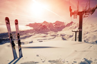 Dağlar, karda Kayak