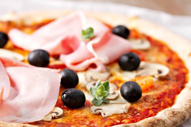 Pizza zeytin, jambon ve mantar ile