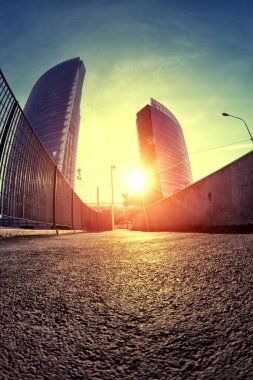 Gündoğumunda Milano 'da Modern Gökdelen.