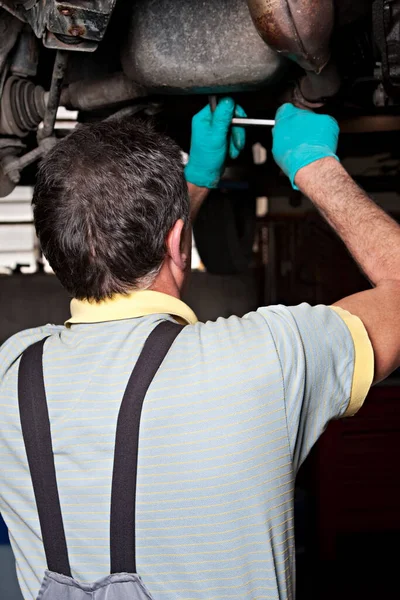 Riparazioni meccaniche un'auto in garage . — Foto Stock